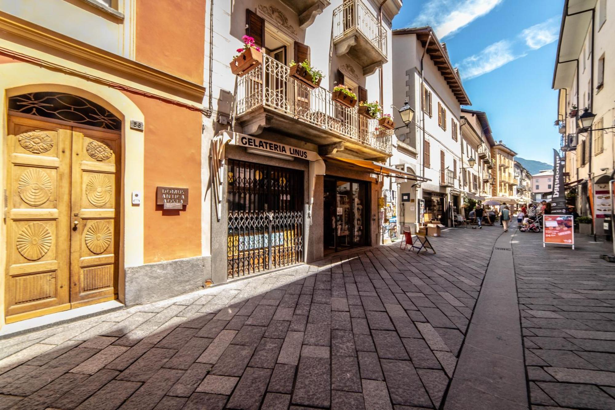 Domus Antica Aosta Hotel Exterior foto