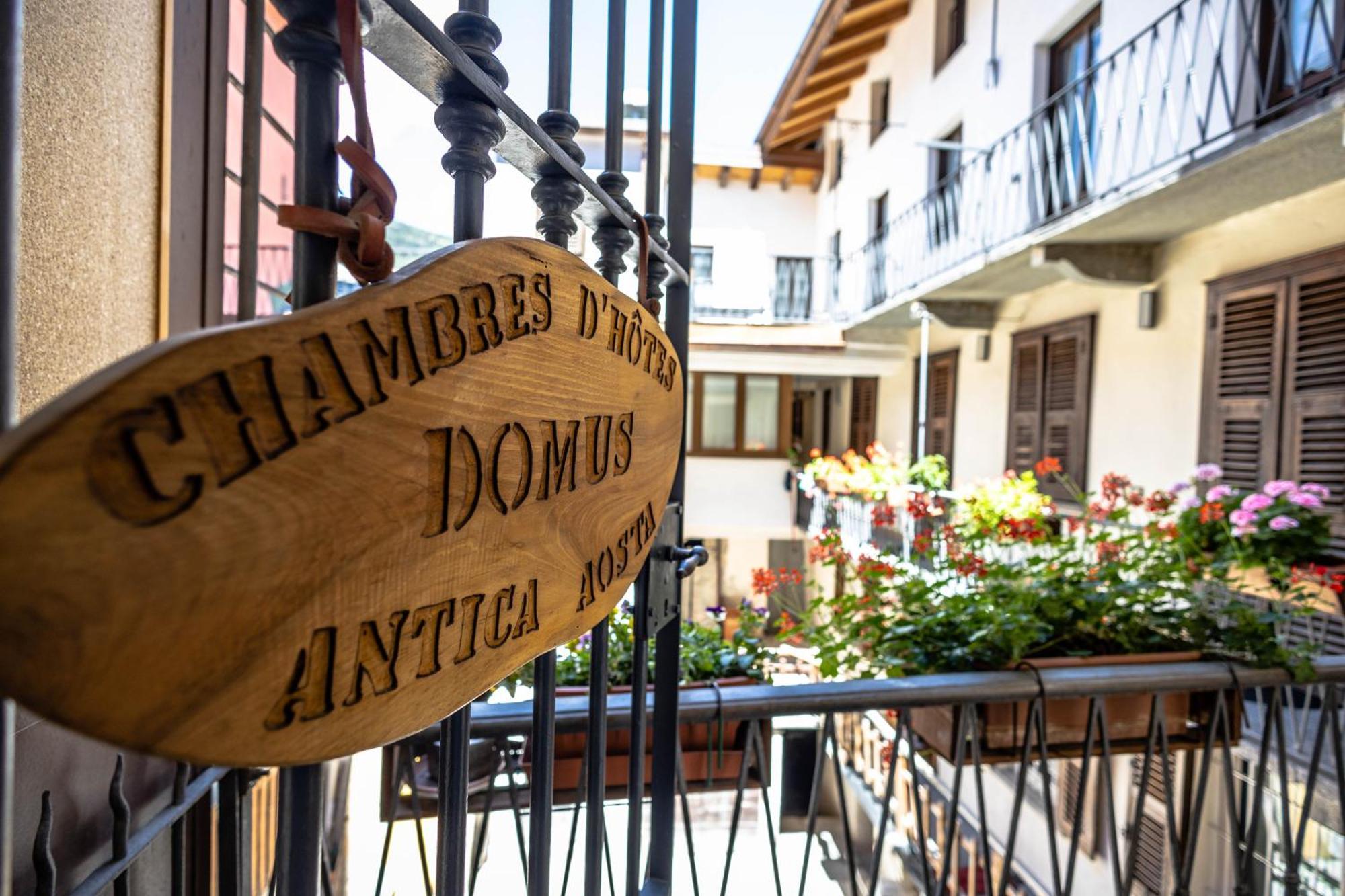 Domus Antica Aosta Hotel Exterior foto